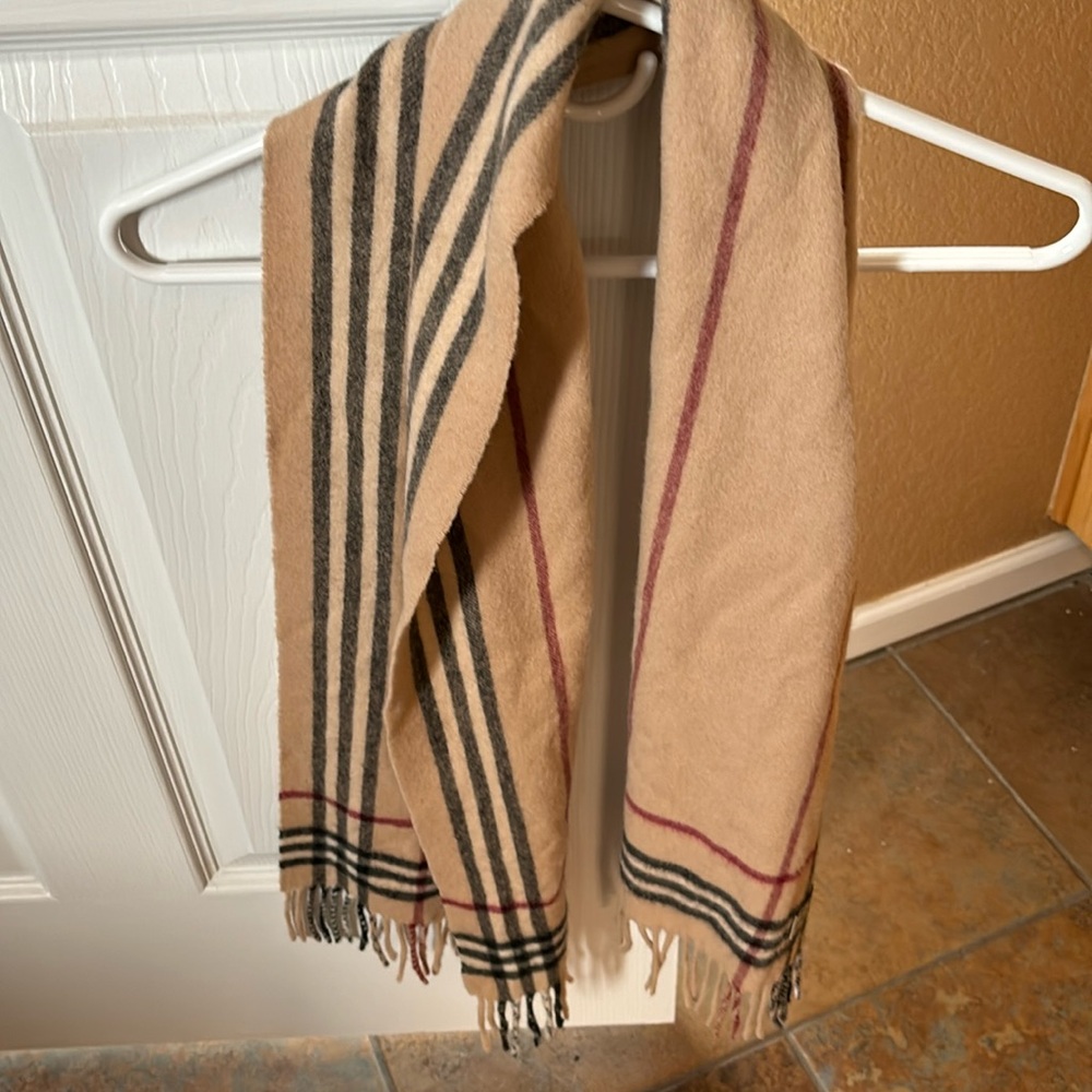 Classic Burberry pattern scarf.  Cashmere/wool blend. Excellent condition!